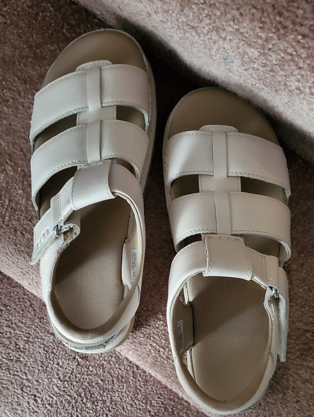 UGG LIKE NEW Sz. 9 Goldenstar Strap Platform Sandal - Picture 3 of 13